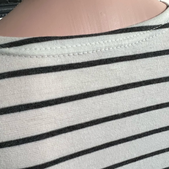 T-Shirt - Picture 2 of 7